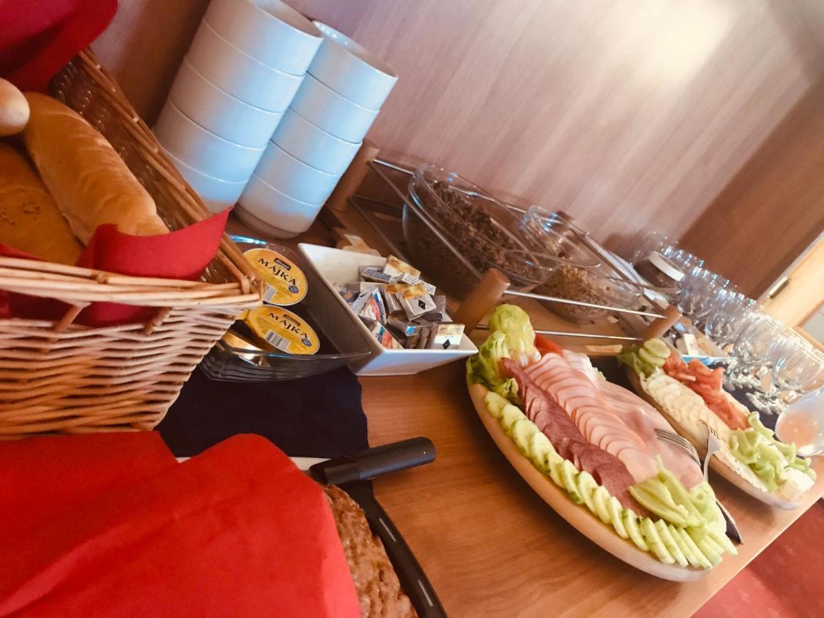 格兰德酒店 Hradec Králové 外观 照片